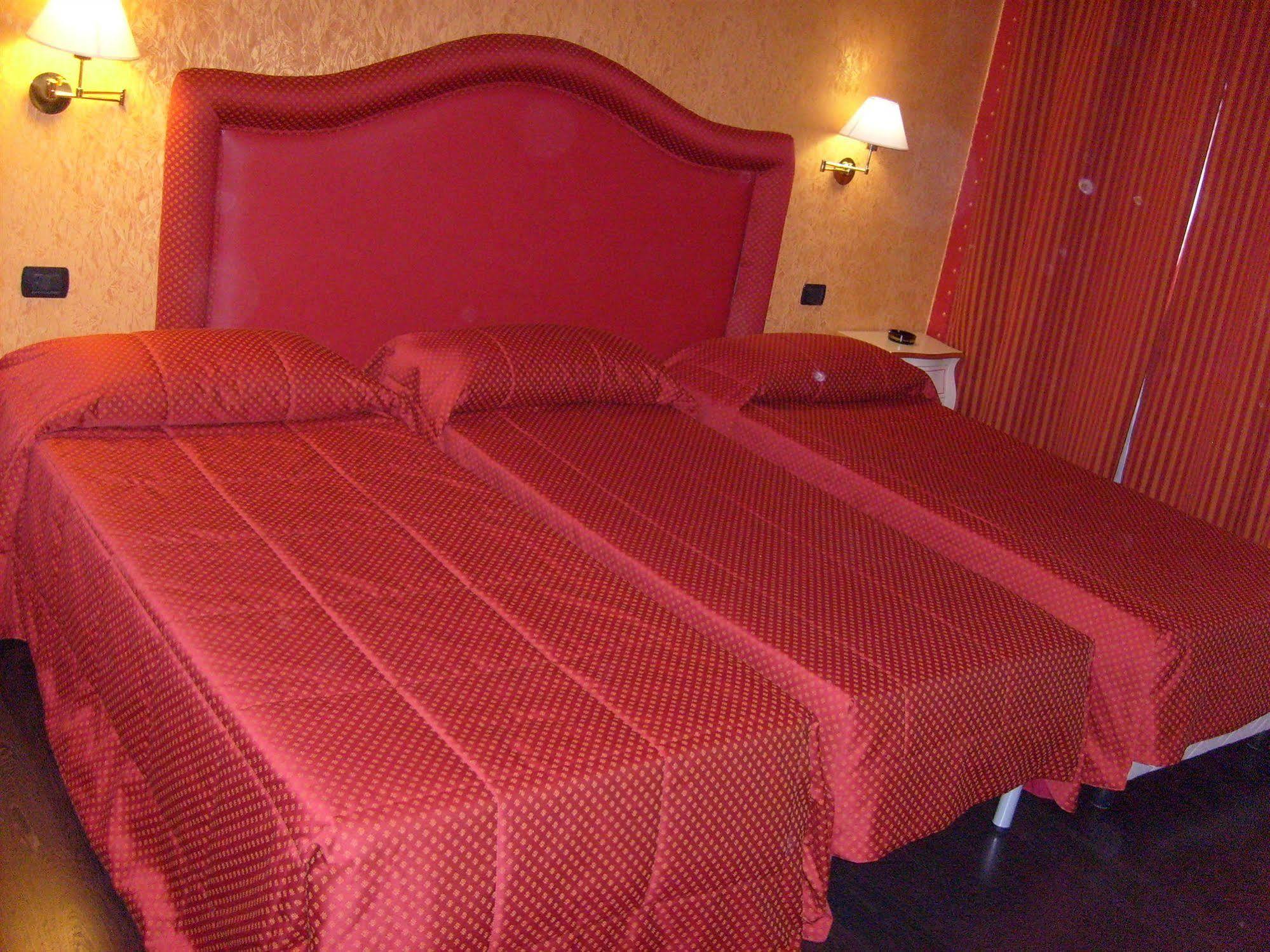 Hotel - Motel Flower Gropello Cairoli Exteriör bild